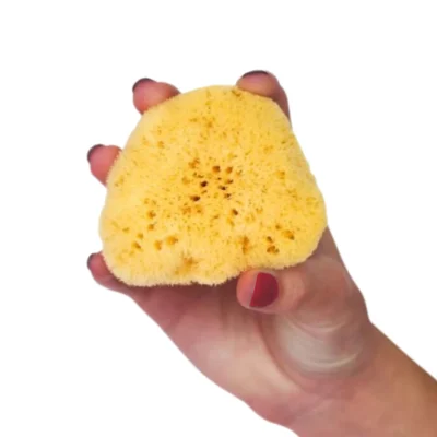 Malá prírodná jemná hubka na umývanie tváre a na odlíčenie.